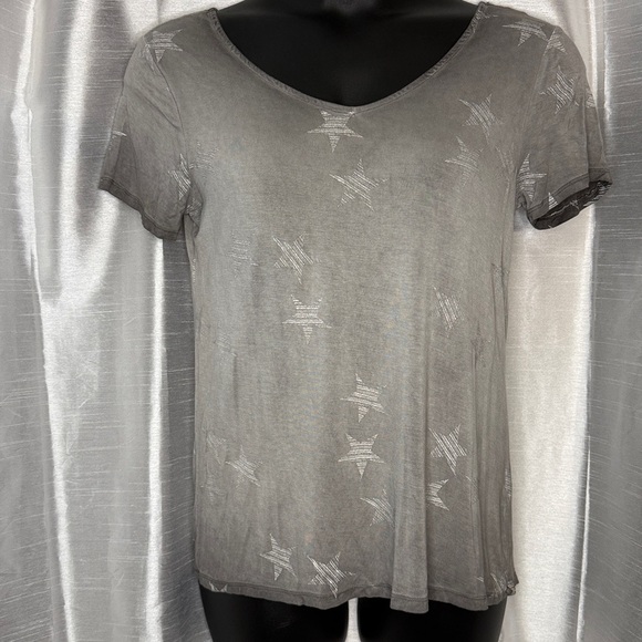 Cable & Gauge Gray White Stars Wide V Neck Women’s M Short Sleeve High Low Tee - Picture 2 of 8